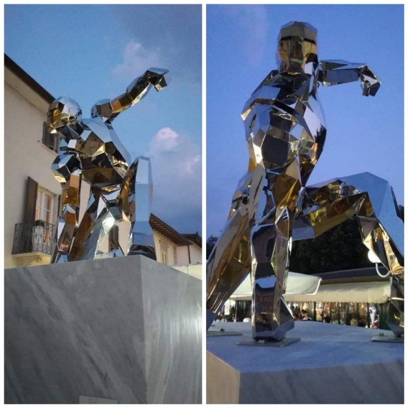 Памятник Железному человеку в Италии