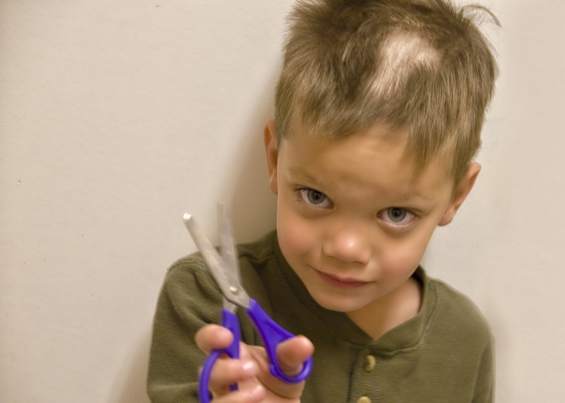 19 малышей, которые решили поиграть в Эдварда руки-ножницы и подстригли сами себя