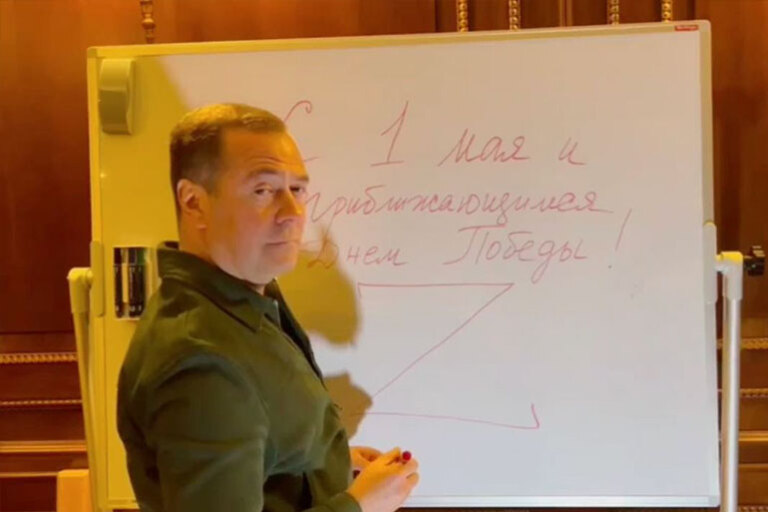 Медведев написал поздравление с 1 мая на белой доске и стал мемом
