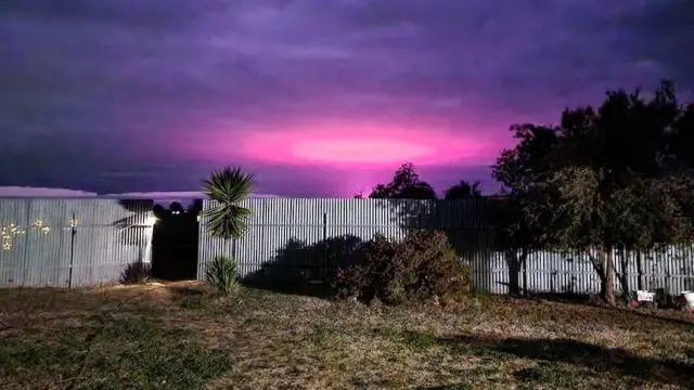 В Австралии розовое свечение в небе приняли за вторжение пришельцев