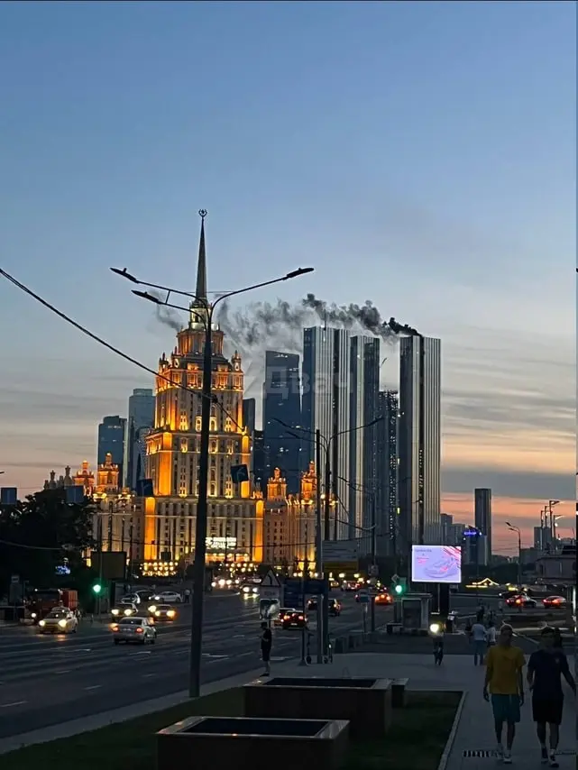 В центре Москвы загорелась крыша одного из небоскрёбов.