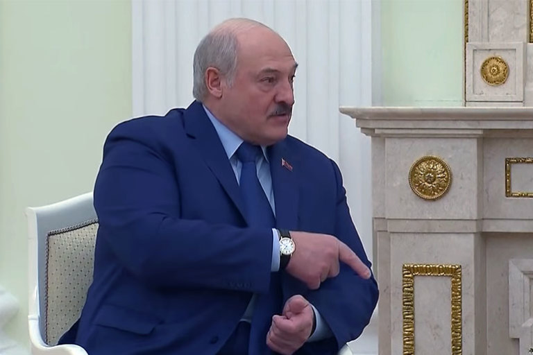 Я сейчас вам покажу, откуда готовилось нападение - мем с Лукашенко